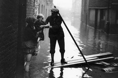 Flood-1928-rescue-via-Guardian